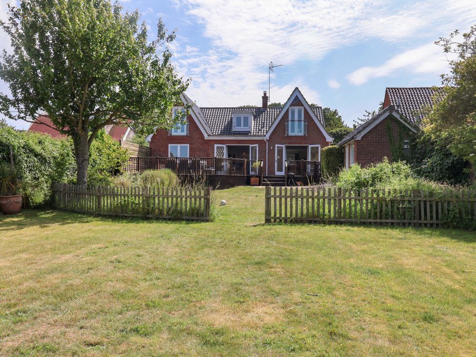 A house with a garden and fence at Seadrift in Dunwich Near Westleton