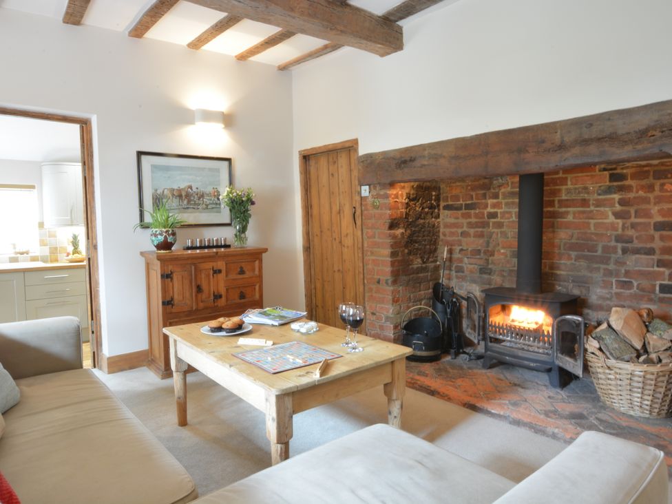 1 Tunns Cottages, Rushmere, nr Beccles - Norfolk - 1116954 - thumbnail photo 2