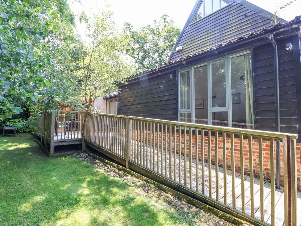 A decking area leading to a building at Yew Tree Farm Barn and Stable Framlingham