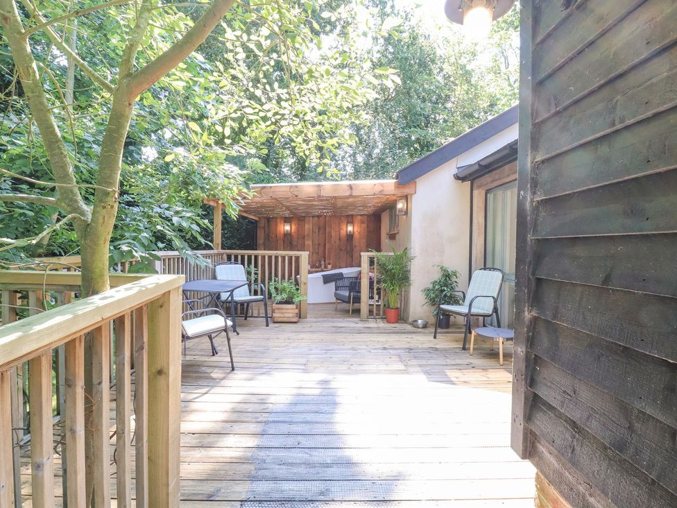 An outdoor area with seating and plants at Yew Tree Farm Barn and Stable Framlingham