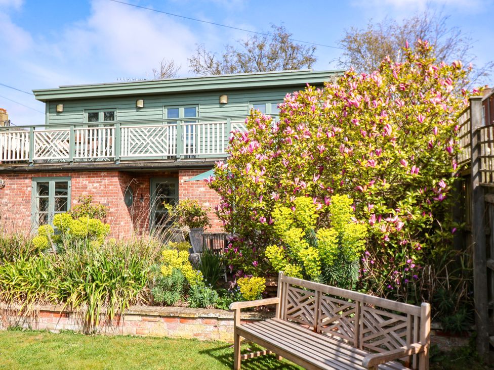 A garden with a bench and plants at Robert Sadler's Studio in Aldeburgh