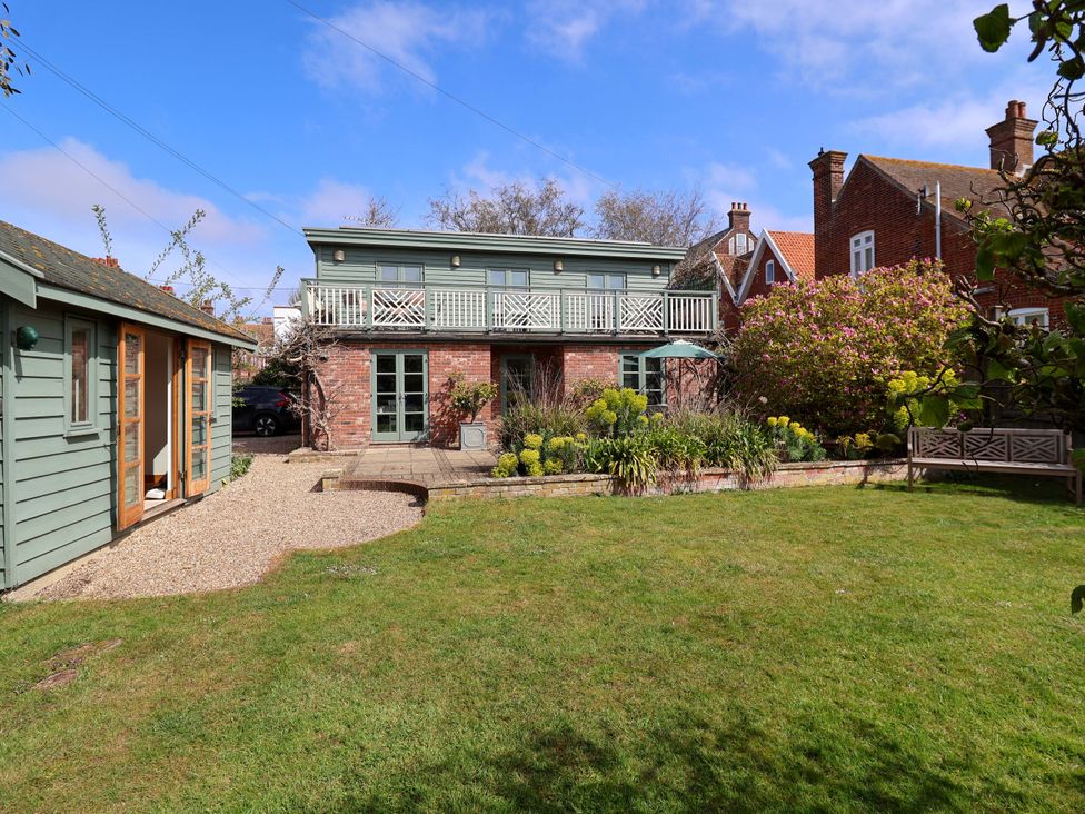 A house with a garden and pathway at Robert Sadler's Studio in Aldeburgh