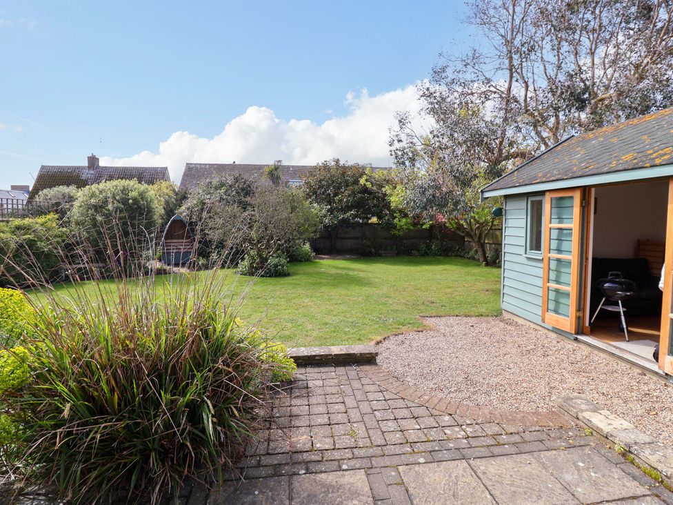 A garden with grass and a shed at Robert Sadler's Studio in Aldeburgh