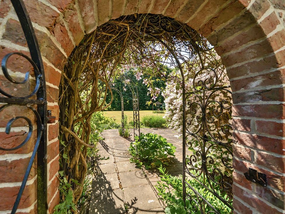 Bedingfield House, nr Debenham - Suffolk & Essex - 1117016 - thumbnail photo 72