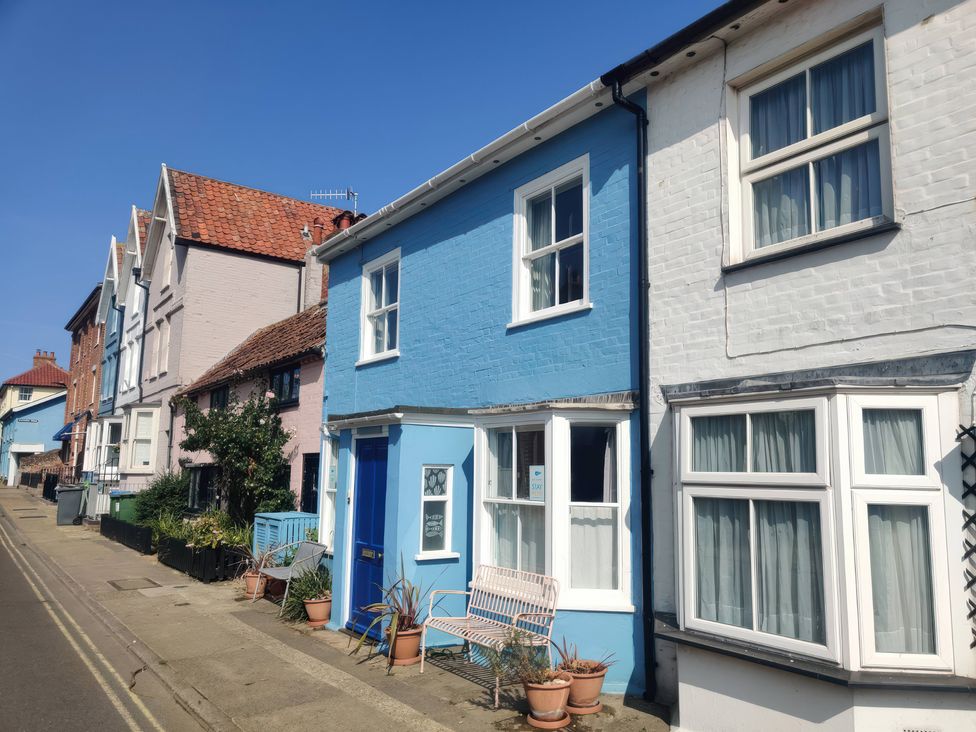 A street view with houses and plants at Seaflower, Aldeburgh