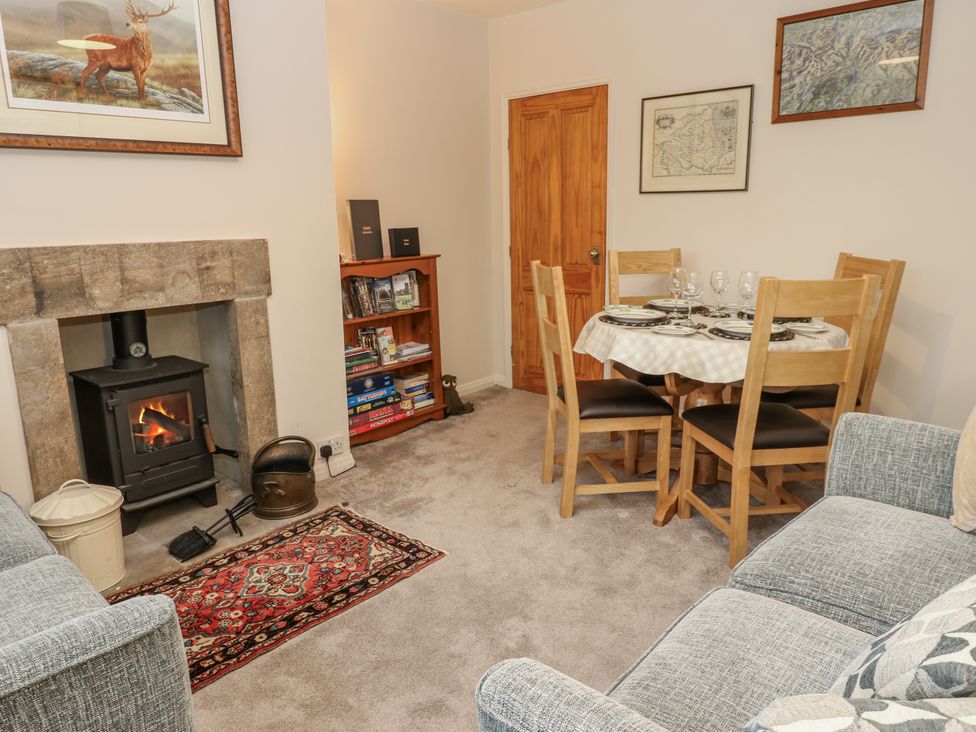 A dining room with a table and chairs at Appletree Cottage in Richmond