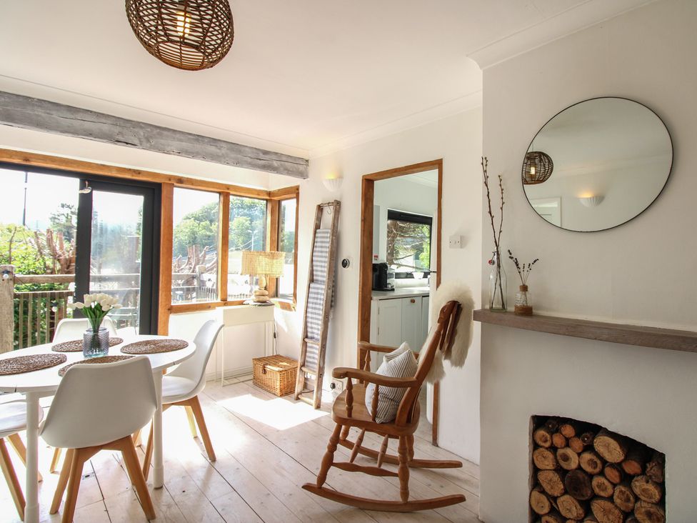 A dining room with a table and chairs at West Island in Kingsbridge