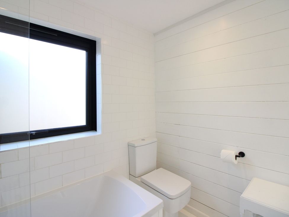 A bathroom with a bathtub and toilet at West Island in Kingsbridge