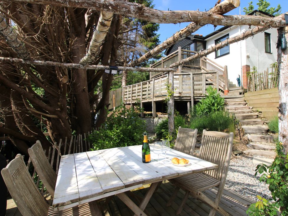 An outdoor dining area with a table and chairs at West Island in Kingsbridge