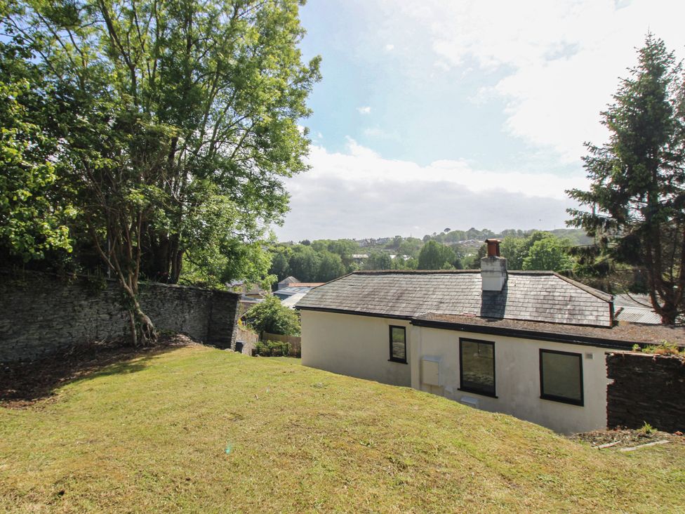 A house with grass and trees at West Island in Kingsbridge