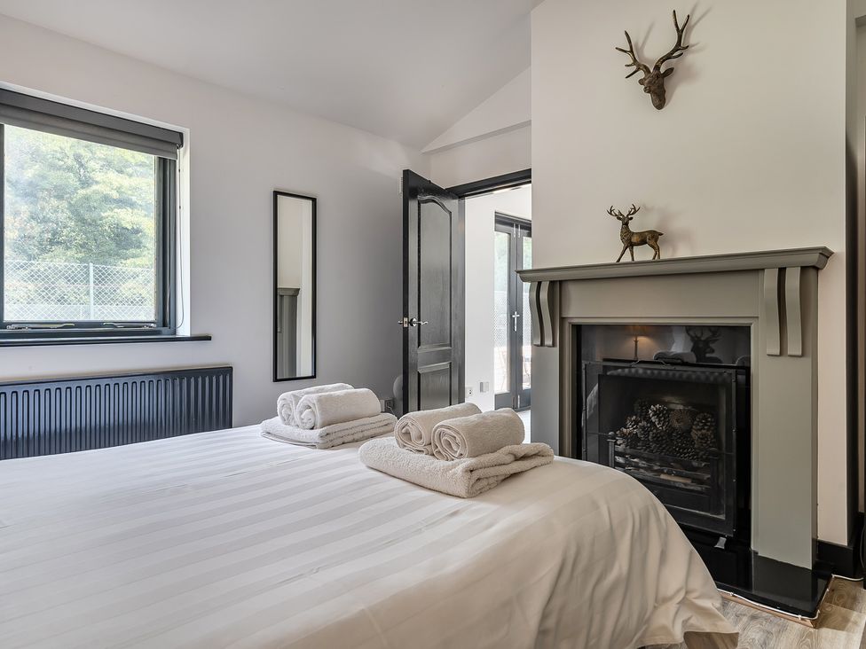 A bedroom with a bed and towels on the bedding at The Annex in Wimborne Minster