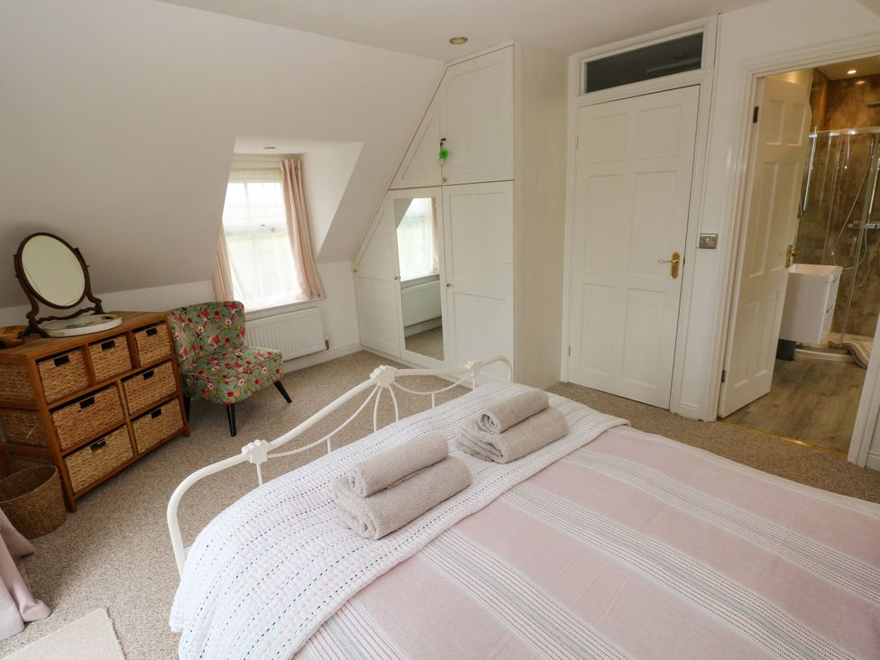 A bedroom with a bed and dressing table at North Studdock Cottage Angle near Pembroke