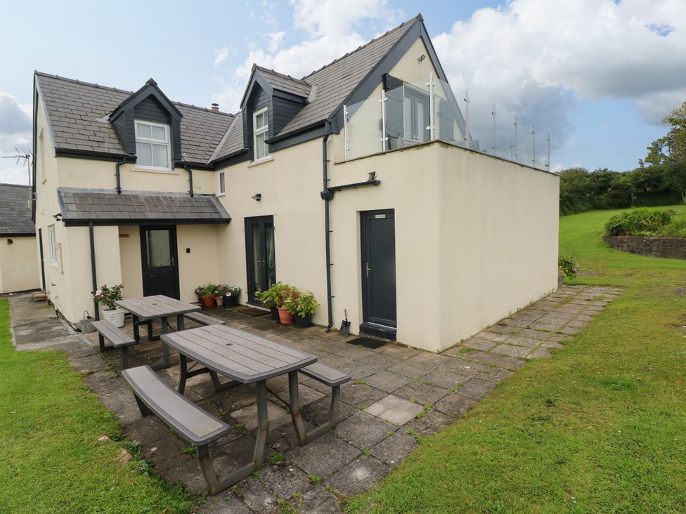 An outdoor area with a table and benches at North Studdock Cottage Angle near Pembroke