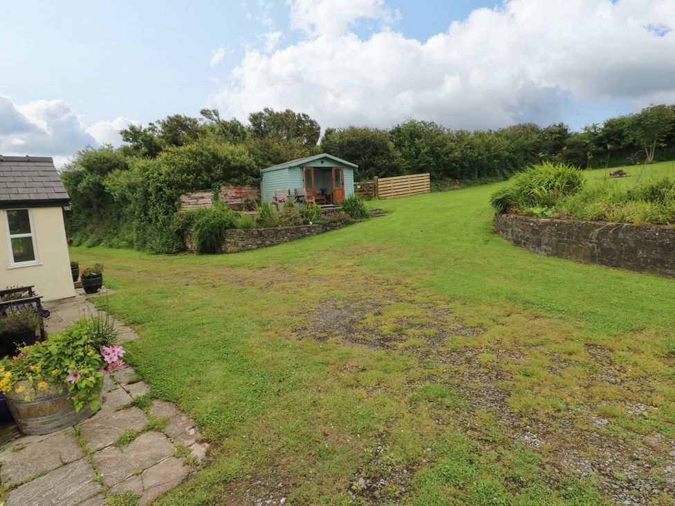 A garden with a cottage and grassy area at North Studdock Cottage Angle near Pembroke