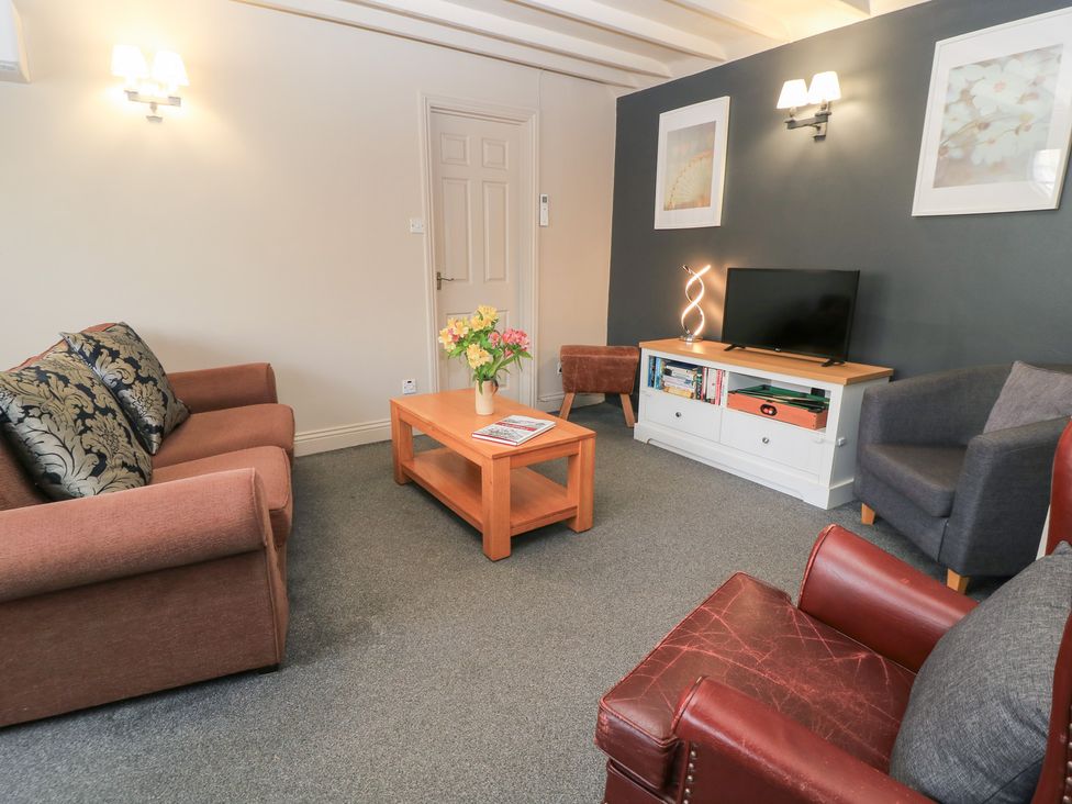 A living room with sofas and a coffee table at Paddock Cottage Nr Malmesbury