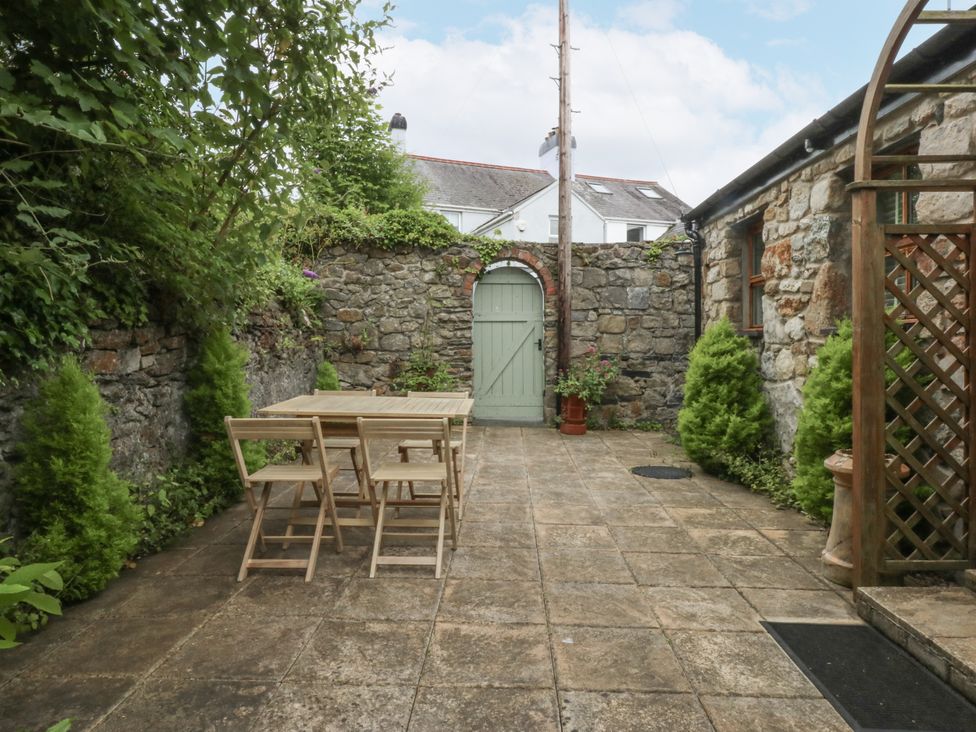 A garden area with a table and chairs at The Old Tannery Beaumaris