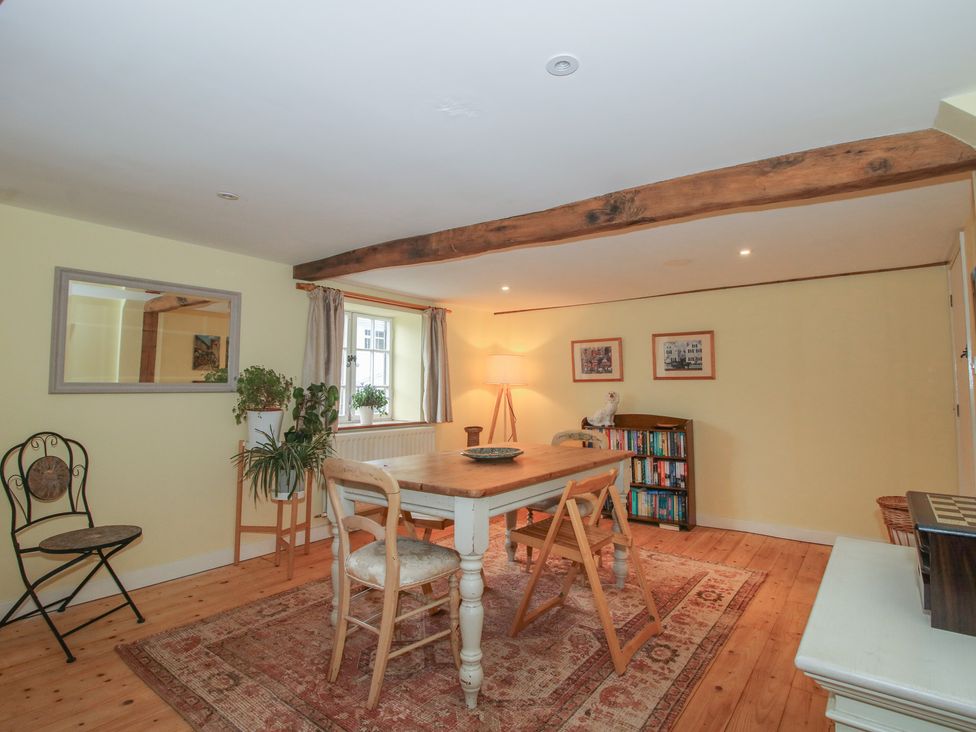 A dining room with a table and chairs at Malt House