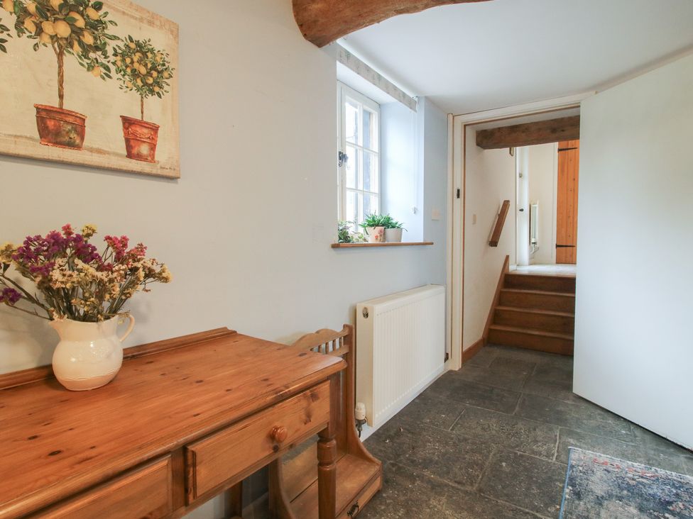 A hallway with a table and flower vase at Malt House