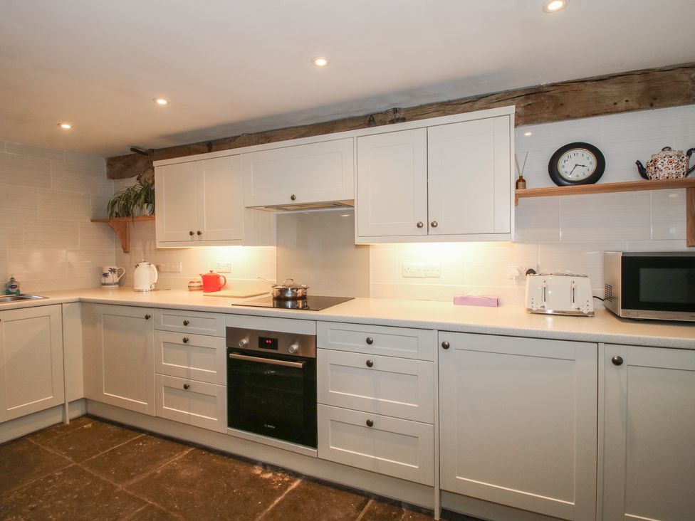A kitchen with cabinets and appliances at Malt House