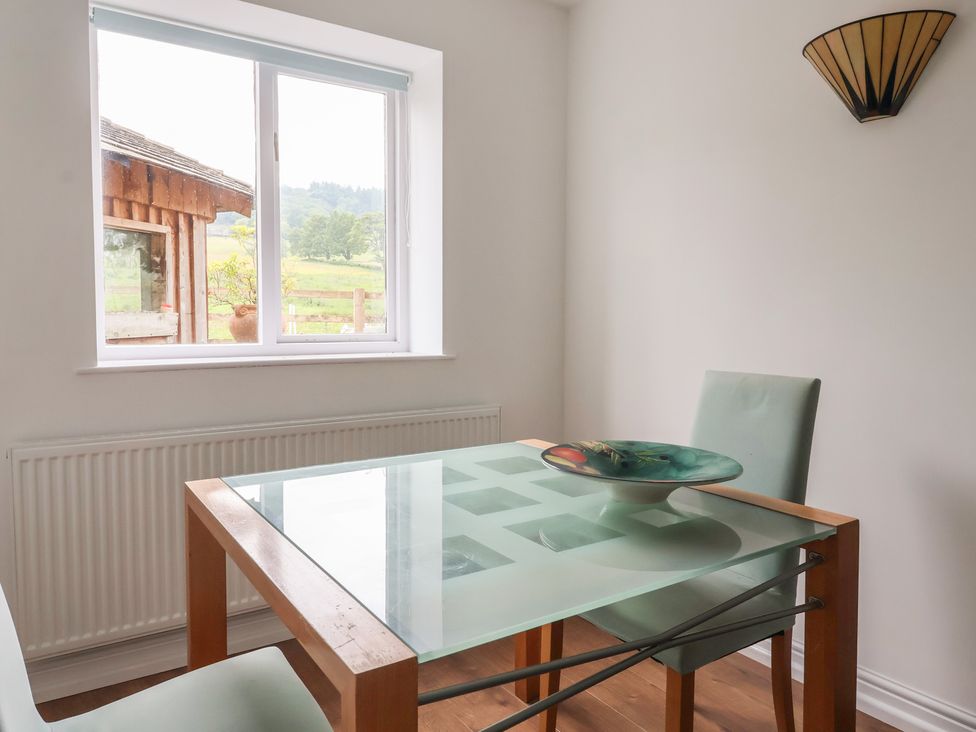 A dining room with a table and chairs at Cliffe House Cottage