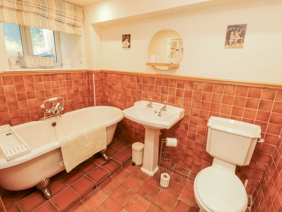 A bathroom with a bathtub, sink, and toilet at White House in Shap
