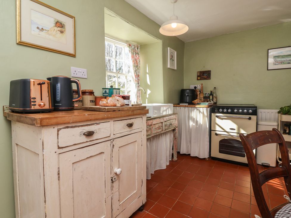 A kitchen with a kettle and toaster on a cupboard at Blackbird Cottage Northam