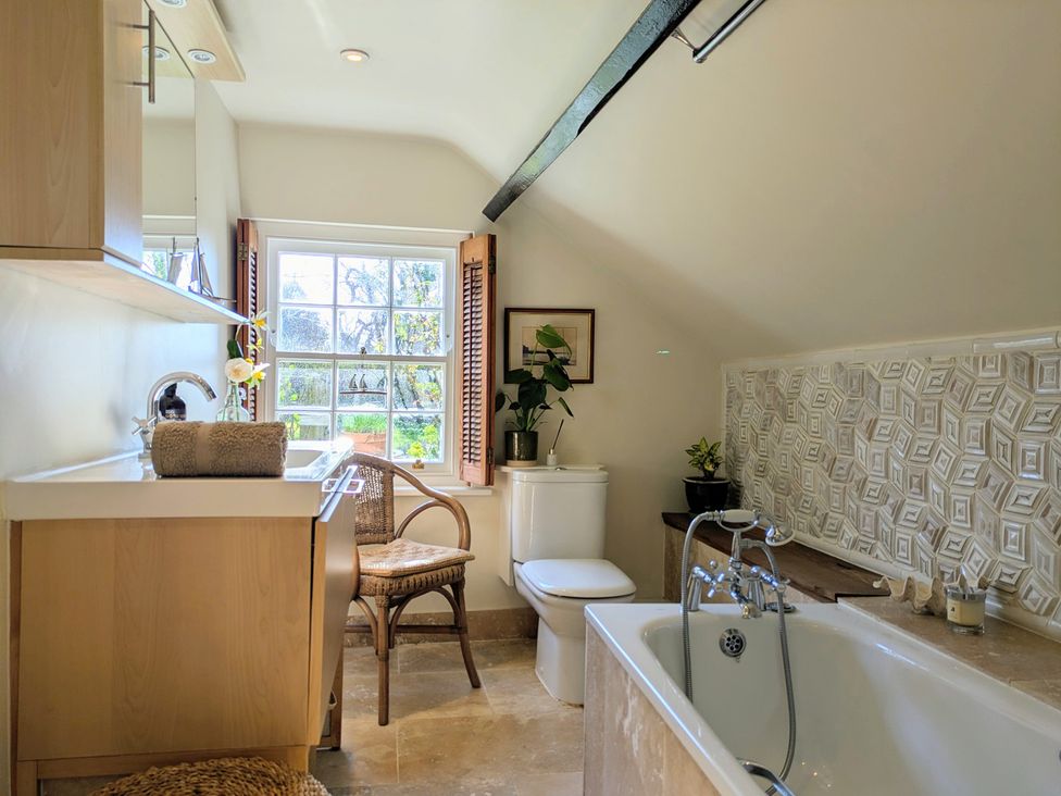 A bathroom with a tub and sink at Blackbird Cottage Northam