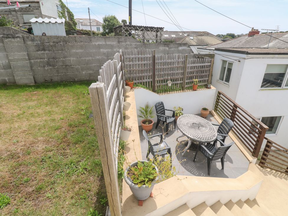 A garden area with a table and chairs at Foundry Cottage In Hayle Harbour Hayle