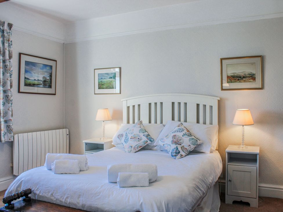 A bedroom with a bed and bedside tables at Waders in Salcombe