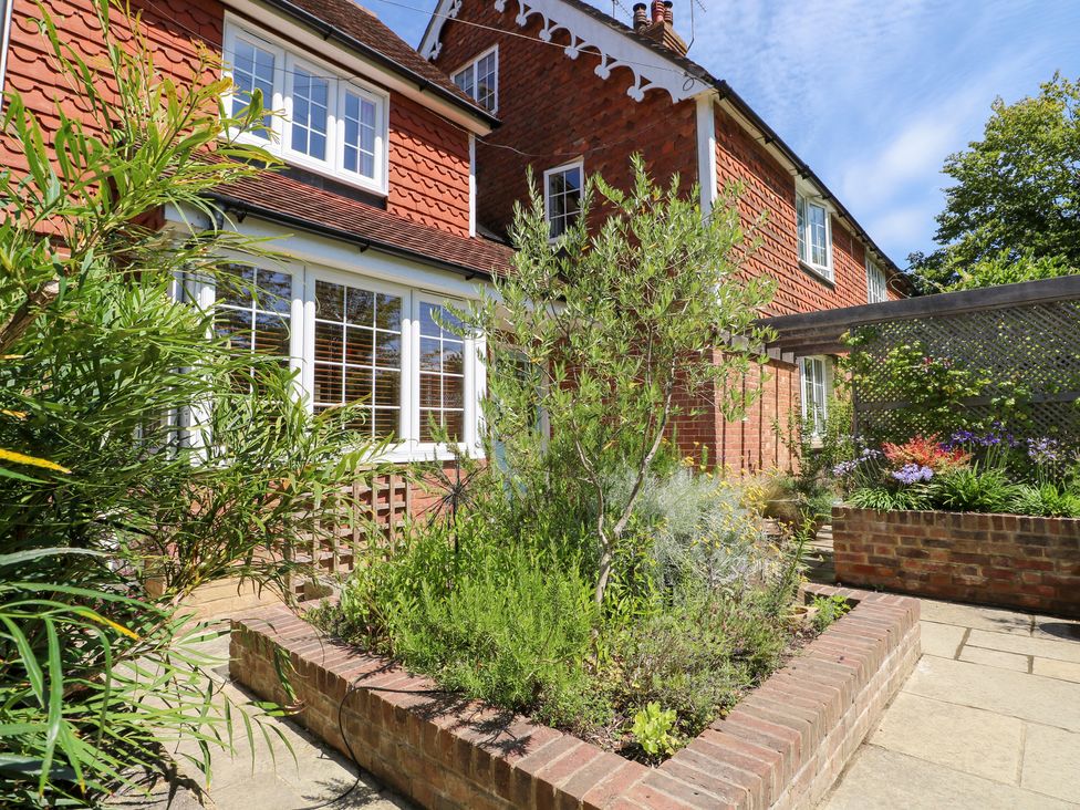 A garden with plants and flowers at Cherry Garden Cottage in Sandhurst