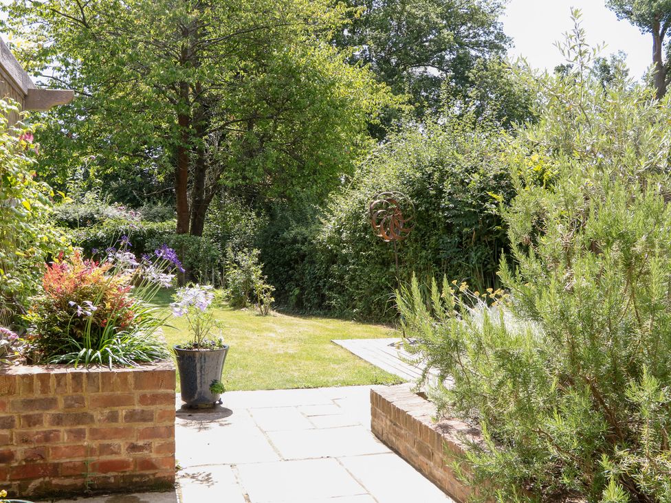 A garden with plants and a pathway at Cherry Garden Cottage Sandhurst