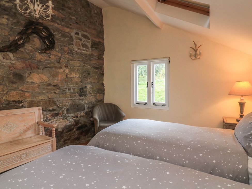 A bedroom with twin beds and a window at Wayside near Kingsbridge