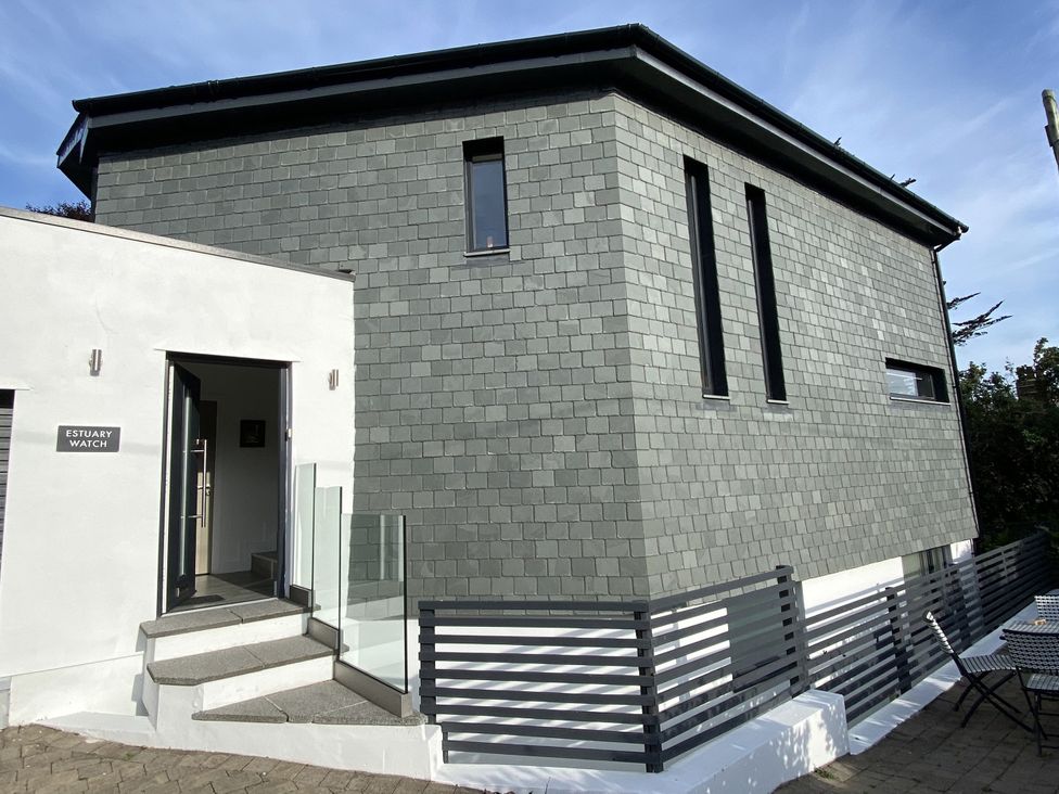 An exterior view of Estuary Watch with steps and seating area at Estuary Watch Lelant near Carbis Bay