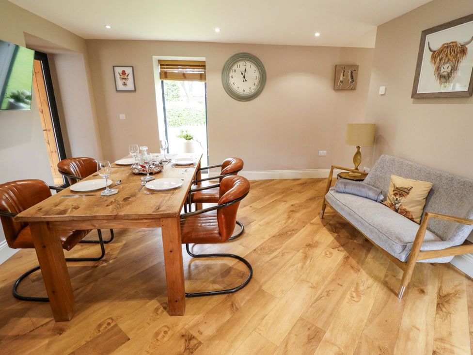 A dining room with a table and chairs at Fox's Den in Burton Pidsea