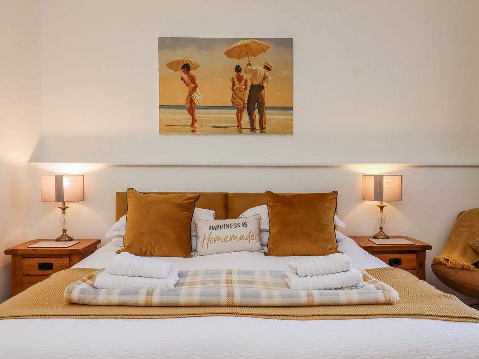 A bedroom with a bed and lamps at 50 West Street Edelweiss in Scarborough