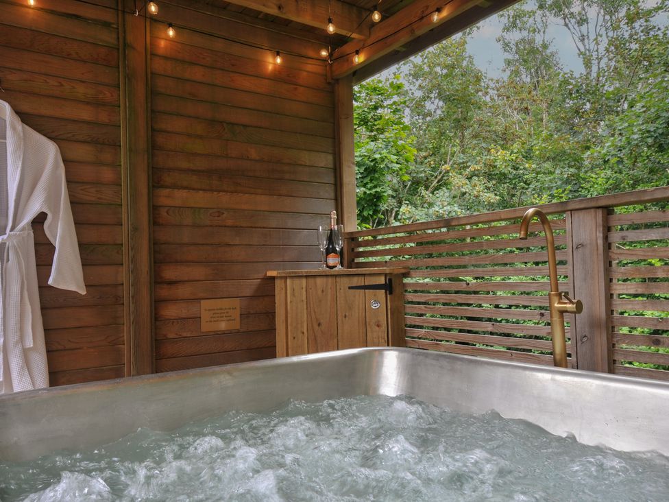 A hot tub and wooden features at 24 Meadow Retreat in Dobwalls