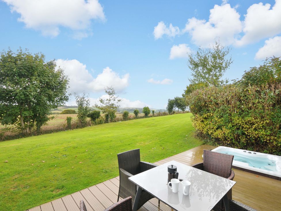 A garden area with a table and chairs at 3 Horizon View Dobwalls