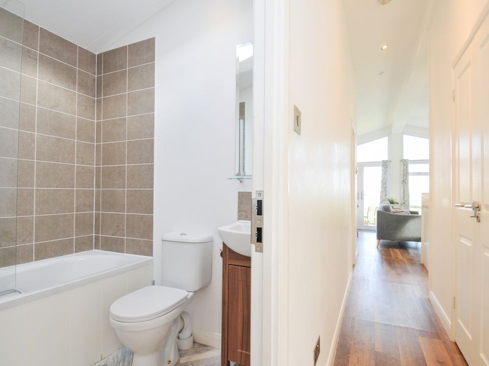A bathroom with a bathtub, toilet, and sink at 9 Horizon View in Dobwalls