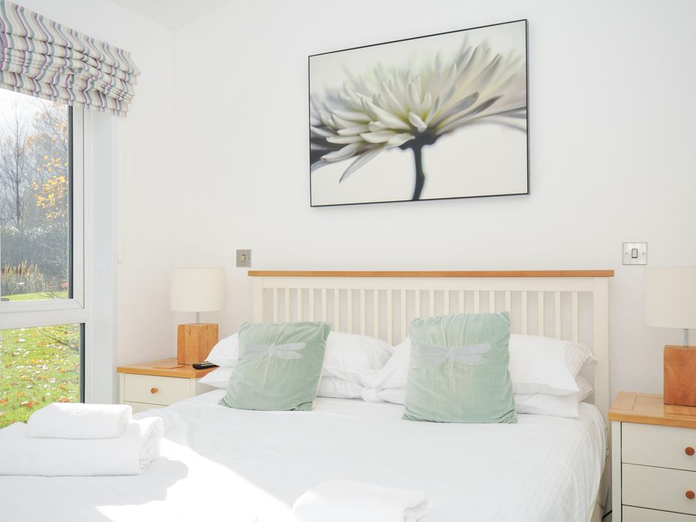 A bedroom with a bed and bedside lamps at 9 Horizon View in Dobwalls