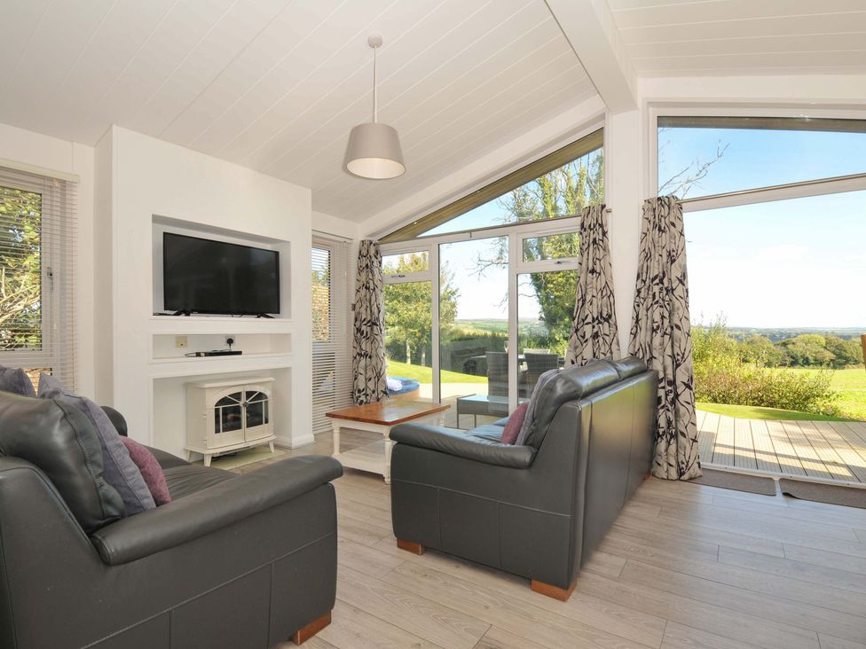 A living room with a television and two sofas at 10 Horizon View in Dobwalls