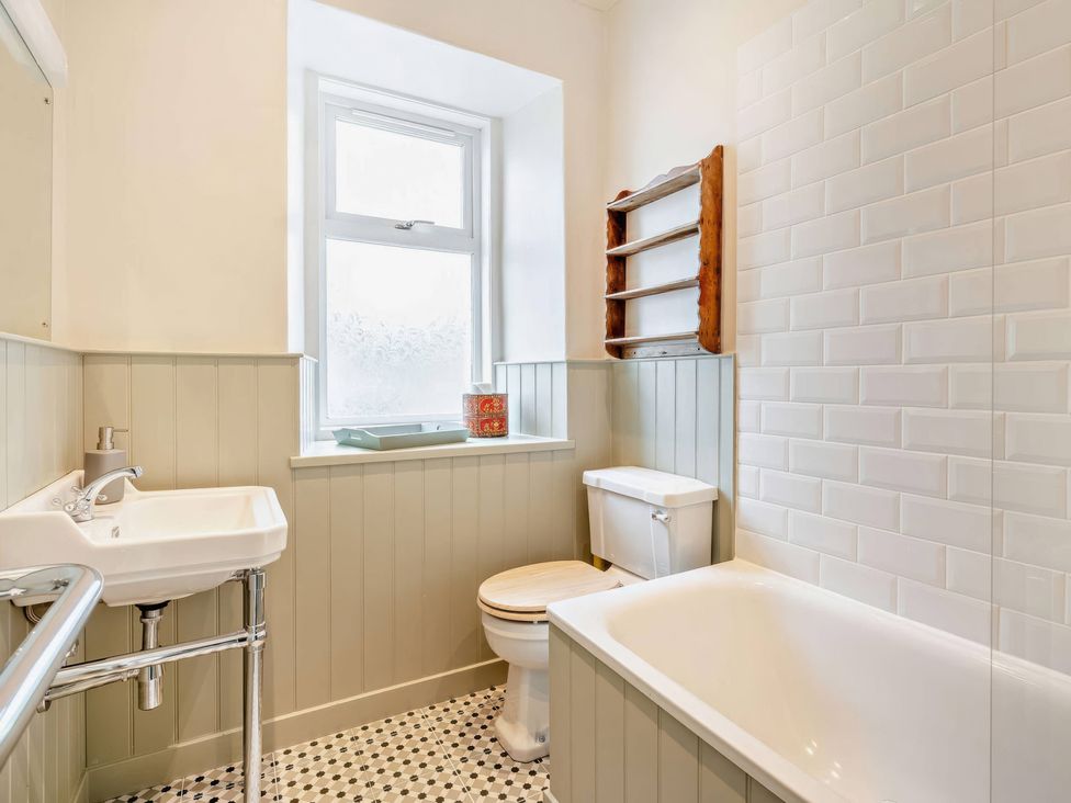 A bathroom with sink, toilet, and bathtub at Upper Hillside Cottage in Blairgowrie