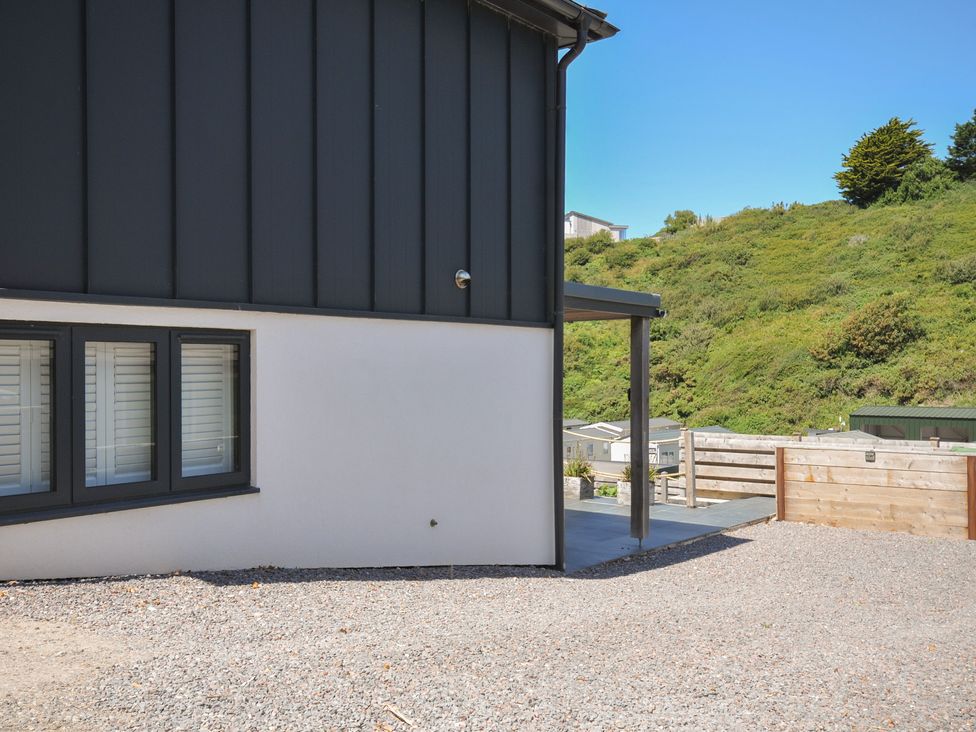 An outdoor area with gravel, windows, and a fence at Breakers View in Polzeath