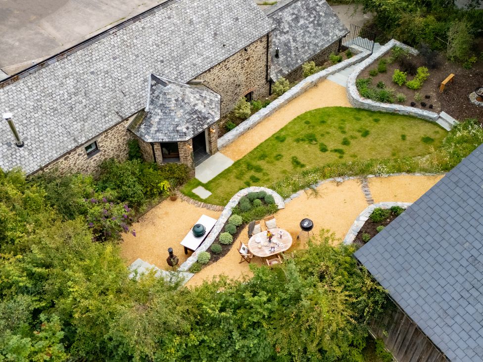 A garden with pathways and table in Hoppers Barn Pancrasweek near Holsworthy
