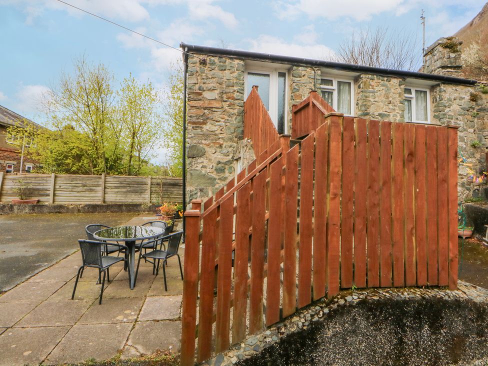 An outdoor area with a table and chairs at First Floor Apartment in Tremadog