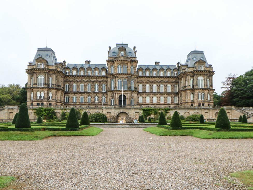 A mansion with garden and pathway at The Smithy in Barnard Castle