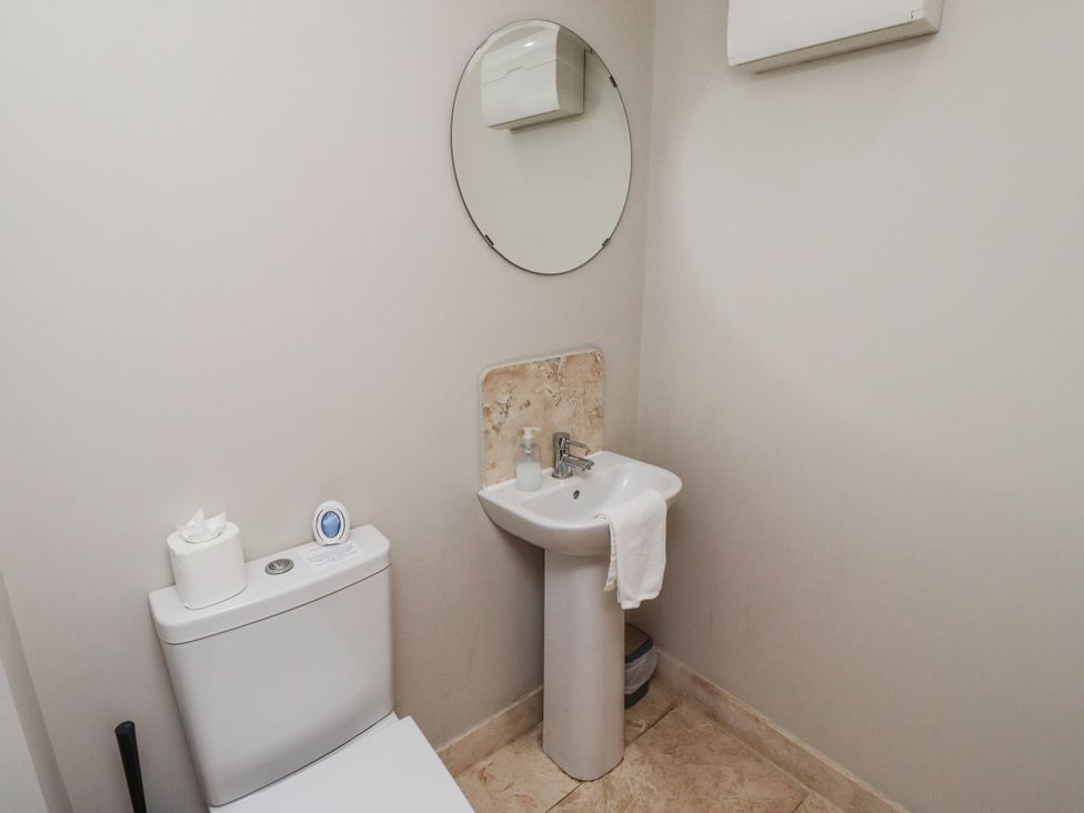 A bathroom with a toilet and sink at Crispin in Lucker