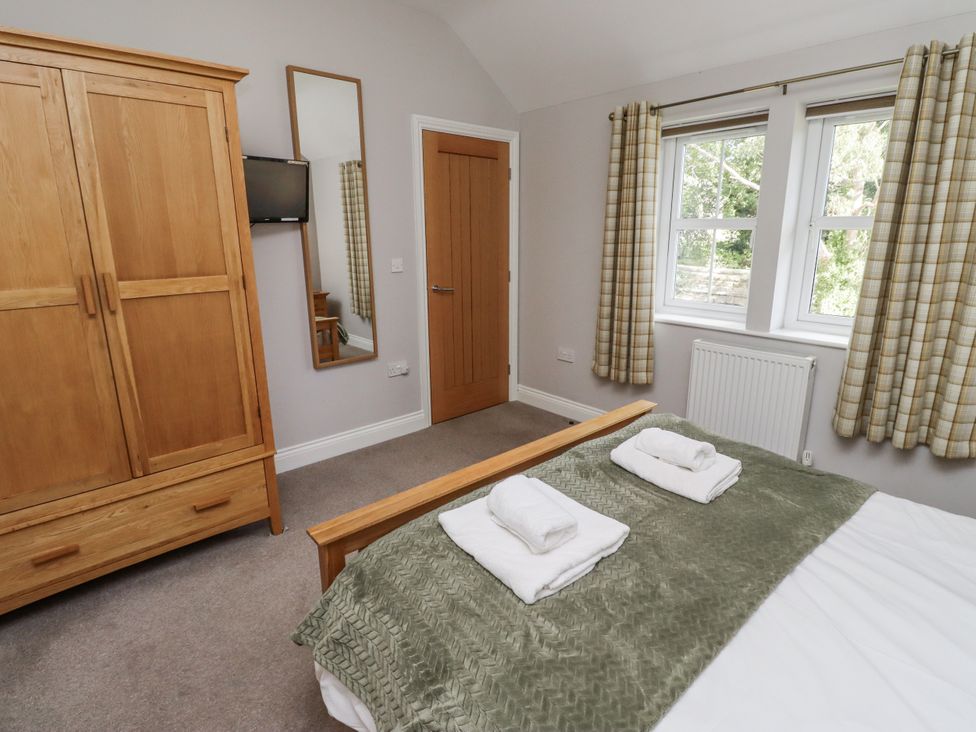 A bedroom with a wardrobe and bed at Crispin in Lucker