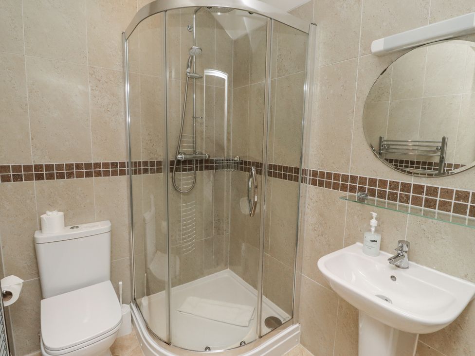 A bathroom with a shower, toilet, and sink at Crispin in Lucker