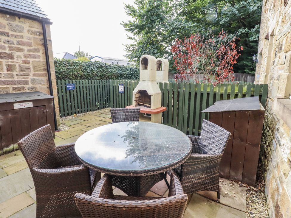 A garden area with a table and chairs at Crispin in Lucker