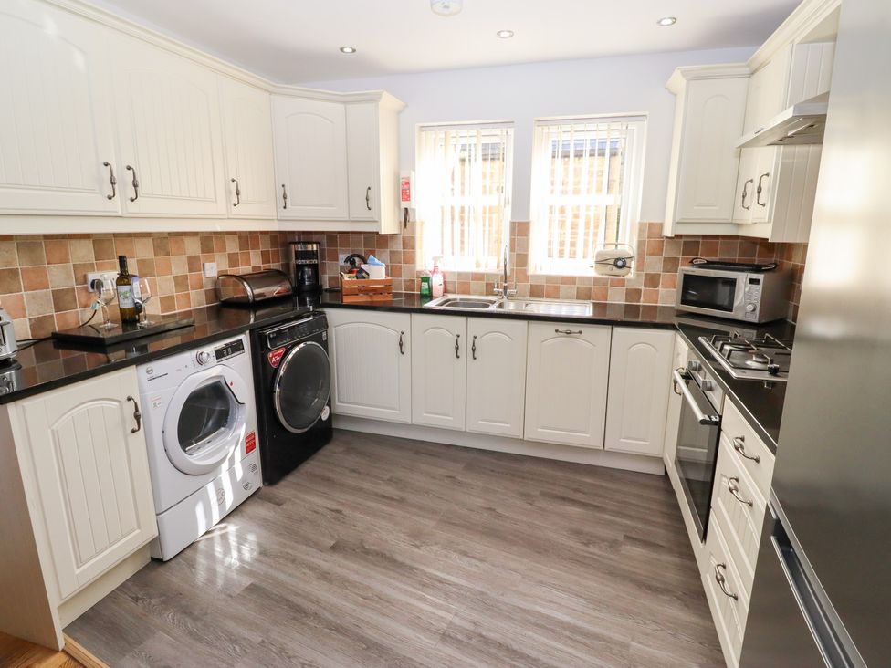 A kitchen with appliances and cabinets at Pippin in Lucker